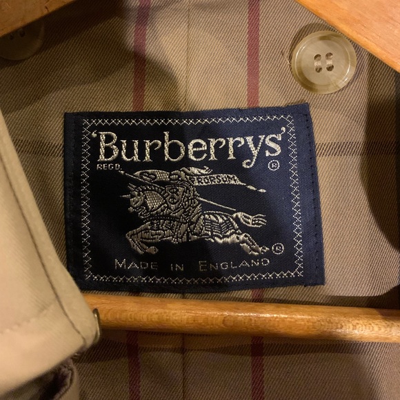 Burberry coat. I don’t know anything about this coat. - Picture 2 of 3